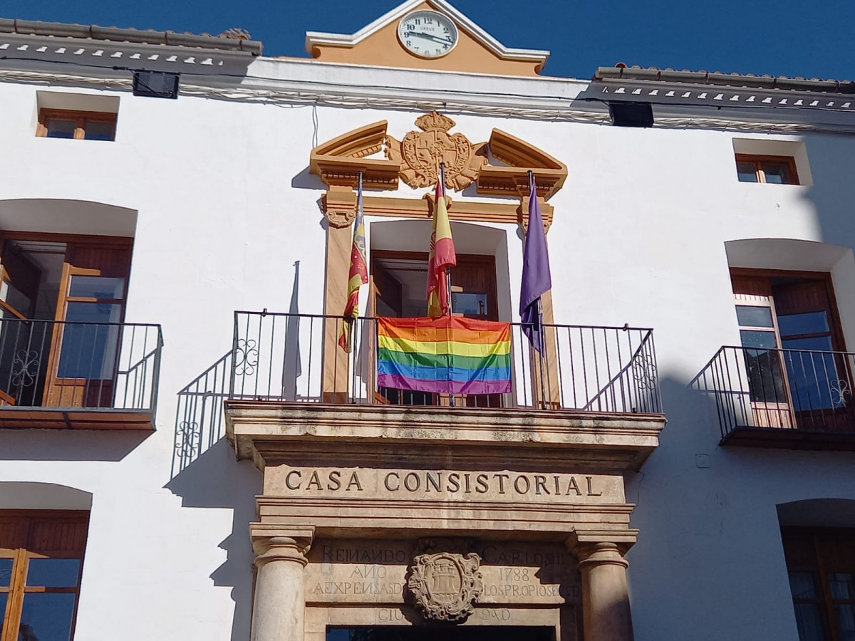 Bandera LGTBI en fachada Ayto Utiel